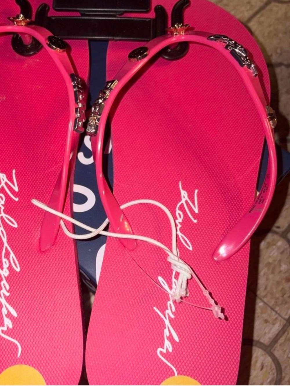 Karl Lagerfeld NWT Paris Charm Flip Flops Pink with Gold tone emblishments - Picture 2 of 6